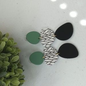 Hanging Earrings With Leaf Pattern